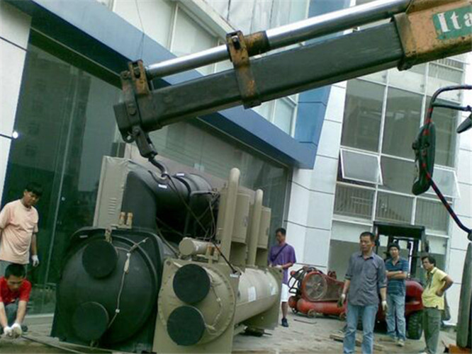 长乐区随车吊和汽车吊的核心区别是什么？哪种更省钱？